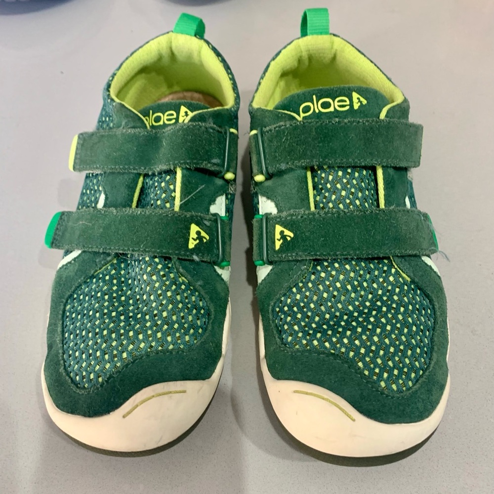 Green Ty Plae shoes Size 3